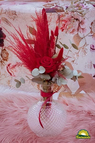 Rose éternelle rouge sous cloche - composition dans un vase